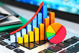 Gráfico 3D de barras coloridas sobre teclado de notebook, simbolizando o crescimento empresarial e análise de performance financeira realizada pela Liz Consultoria em Campinas-SP.