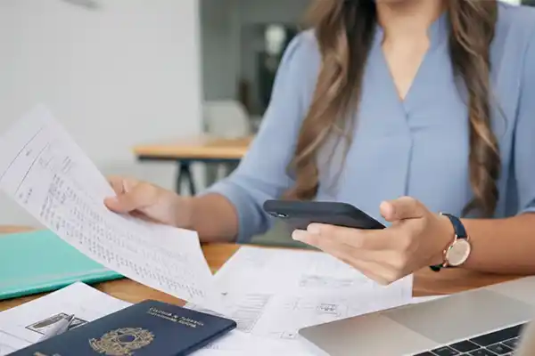 Profissional consultando holerite e dados de folha de pagamento no celular, representando a facilidade da gestão de RH online oferecida pela Liz Consultoria em Campinas-SP.